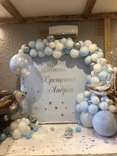 Фотозона з кульок Блакитно-біла з фігурами